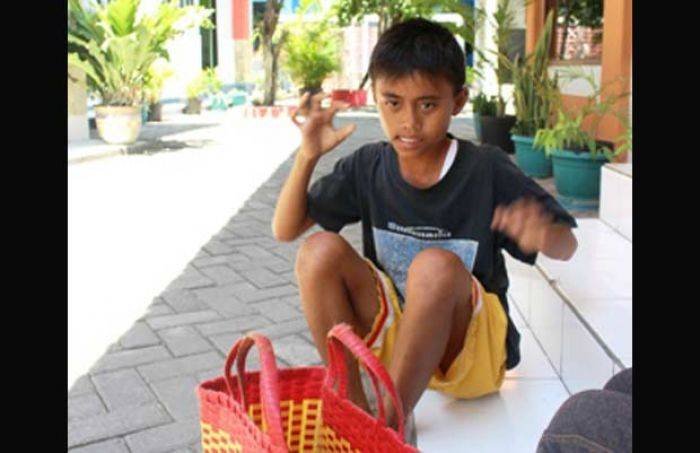 Bocah Tuli-Bisu Tiap Hari Jual Telur di Kantor Kecamantan Bulak, Hanya Bisa Tuliskan 2.000 dan Pooo Bocah Tuli-Bisu Tiap Hari Jual Telur di Kantor Kecamantan Bulak, Hanya Bisa Tuliskan 2.000 dan Pooo