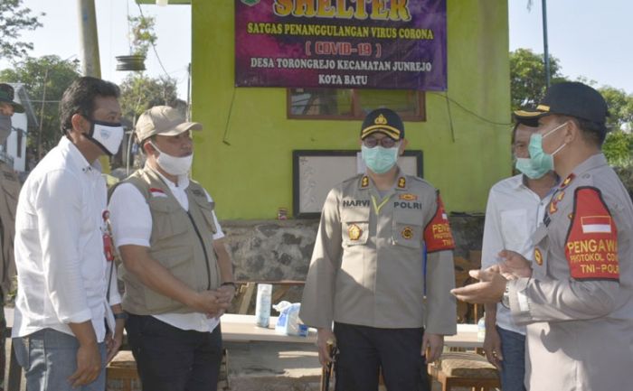 Kapolres Batu Tinjau Shelter Penerapan Prokes Pedagang Sayur Kapolres Batu Tinjau Shelter Penerapan Prokes Pedagang Sayur
