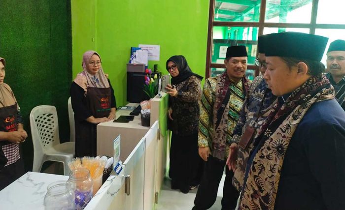 Pupuk Kejujuran, Transaksi di Kantin MAN 1 Tuban Kini Bayar Pakai Uang Digital Pupuk Kejujuran, Transaksi di Kantin MAN 1 Tuban Kini Bayar Pakai Uang Digital