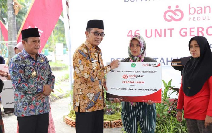 Bupati Pamekasan Serahkan Bantuan 46 Unit Gerobak dari Bank Jatim kepada PKL Bupati Pamekasan Serahkan Bantuan 46 Unit Gerobak dari Bank Jatim kepada PKL