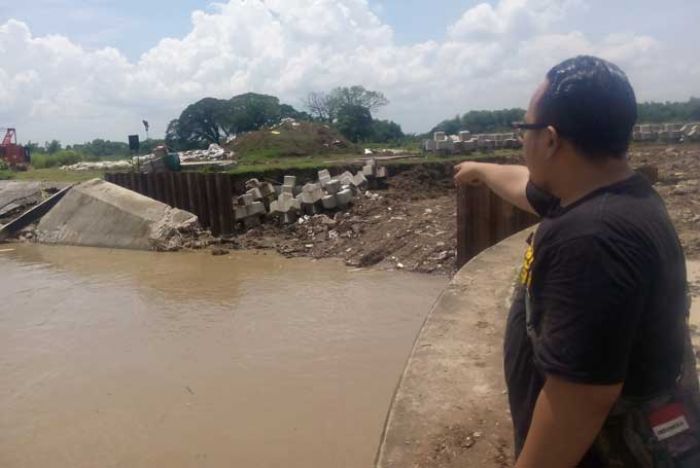 Penanganan Longsor di bawah Jembatan Bendung Gerak Terkendala Tingginya Air Penanganan Longsor di bawah Jembatan Bendung Gerak Terkendala Tingginya Air
