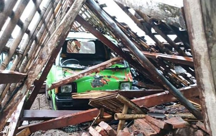 Hujan Disertai Angin, 1 Rumah di Magetan Roboh Timpa 3 Warga dan 4 Kendaraan Hujan Disertai Angin, 1 Rumah di Magetan Roboh Timpa 3 Warga dan 4 Kendaraan