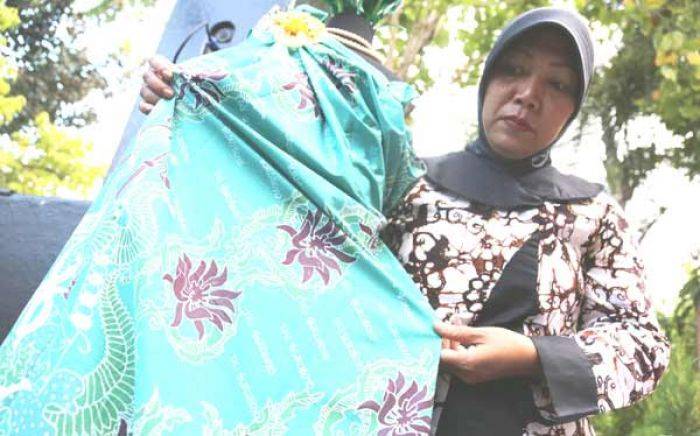 Risma-Whisnu Berharap Batik Surabaya Jadi Komoditas Andalan di Era Pasar Bebas Risma-Whisnu Berharap Batik Surabaya Jadi Komoditas Andalan di Era Pasar Bebas