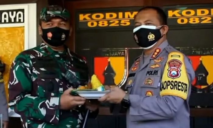 Peringati HUT ke-72 Kodam V/Brawijaya, Kapolresta Banyuwangi Beri Kejutan Dandim 0825 Peringati HUT ke-72 Kodam V/Brawijaya, Kapolresta Banyuwangi Beri Kejutan Dandim 0825