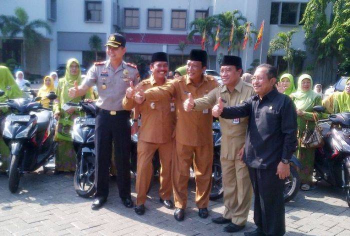Bupati Gresik Bagi-Bagi Mobil Kepada Fatayat Muslimat Bupati Gresik Bagi-Bagi Mobil Kepada Fatayat Muslimat