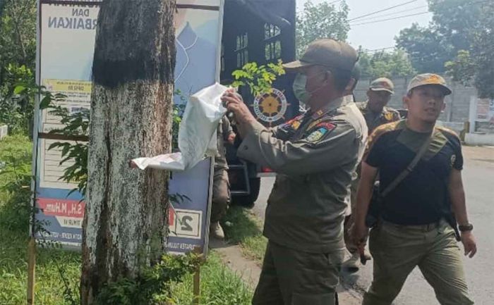 Bawaslu Kabupaten Kediri Tertibkan APK Caleg yang Dipaku di Pohon Bawaslu Kabupaten Kediri Tertibkan APK Caleg yang Dipaku di Pohon