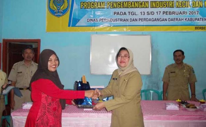 Ingin Tingkatkan Perekonomian, Puluhan Warga Desa Sonopatik Ikuti Pelatihan Menjahit