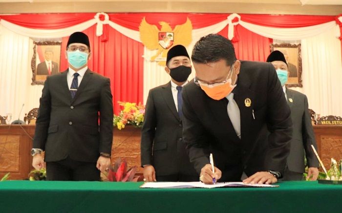 Seluruh Fraksi DPRD Kota Pasuruan Terima Raperda Pertanggungjawaban APBD 2019 Seluruh Fraksi DPRD Kota Pasuruan Terima Raperda Pertanggungjawaban APBD 2019