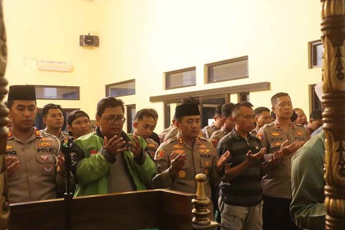 Aksi Solidaritas, Puluhan Ojol Gelar Doa Bersama di Mapolres Probolinggo Aksi Solidaritas, Puluhan Ojol Gelar Doa Bersama di Mapolres Probolinggo