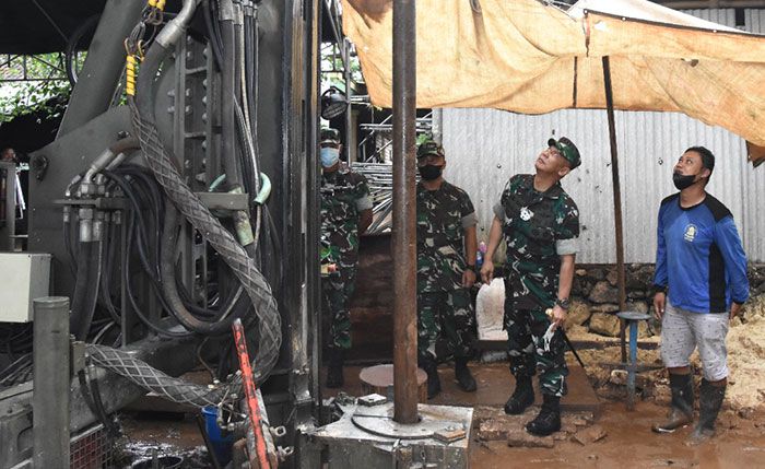Danrem 084/BJ Tinjau Pembuatan Sumur Bor di Desa Taman Sampang Danrem 084/BJ Tinjau Pembuatan Sumur Bor di Desa Taman Sampang