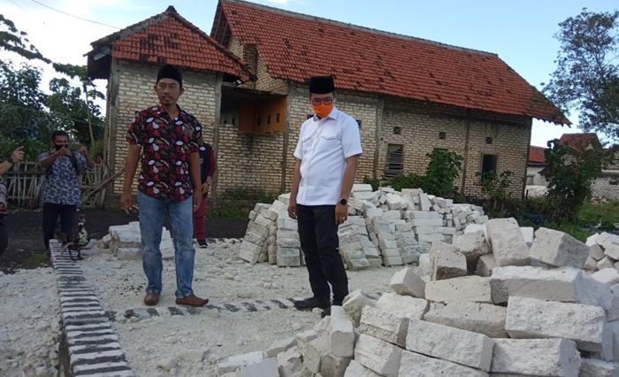Blusukan ke Kelurahan Pangeranan, Bupati Bangkalan Bantu Pembangunan RTLH Swadaya Blusukan ke Kelurahan Pangeranan, Bupati Bangkalan Bantu Pembangunan RTLH Swadaya