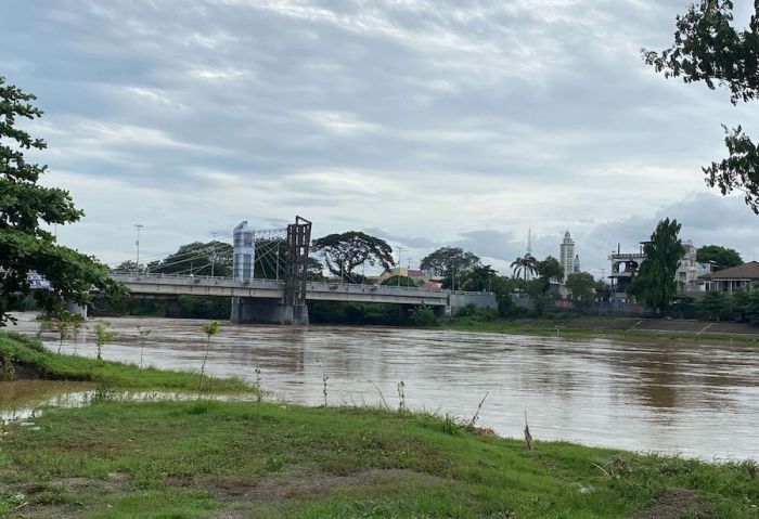 Debit Air Sungai Brantas Kota Kediri Mulai Naik, Warga Sebaiknya Waspada Debit Air Sungai Brantas Kota Kediri Mulai Naik, Warga Sebaiknya Waspada