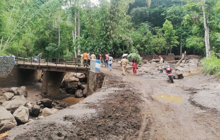 Hujan Lebat, Dua Jembatan di Lumbang Pasuruan Jebol Dihantam Banjir Bandang Hujan Lebat, Dua Jembatan di Lumbang Pasuruan Jebol Dihantam Banjir Bandang