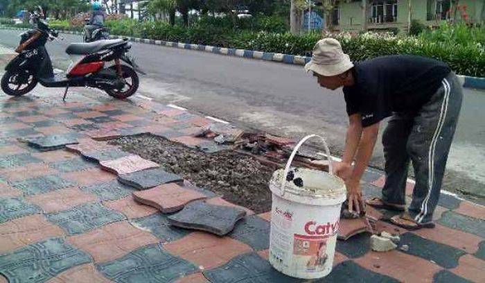 Baru Dibangun, Trotoar di Jalan Sultan Agung Kota Batu sudah Rusak Baru Dibangun, Trotoar di Jalan Sultan Agung Kota Batu sudah Rusak