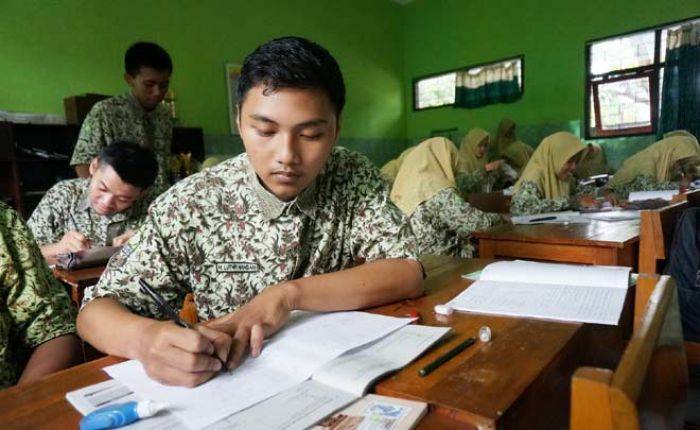 Mochammad Luthfi, Siswa MAN 1 Jombang, Tukang Lem Sepatu yang jadi Juara Olimpiade Kimia Mochammad Luthfi, Siswa MAN 1 Jombang, Tukang Lem Sepatu yang jadi Juara Olimpiade Kimia