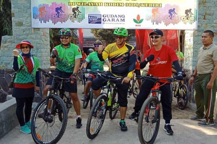 500 Pecinta Sepeda Ontel Bagikan Sembako untuk Warga Kurang Beruntung 