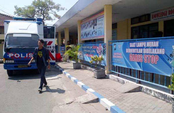 Pengaju SIM di Satpas Colombo Surabaya Membludak Pengaju SIM di Satpas Colombo Surabaya Membludak