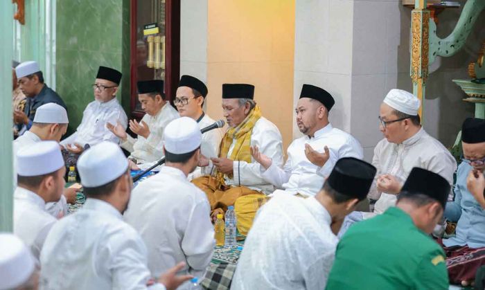 Pemkab Gresik Gelar Tradisi Malam Selawe Ramadhan di Masjid Sunan Giri Pemkab Gresik Gelar Tradisi Malam Selawe Ramadhan di Masjid Sunan Giri