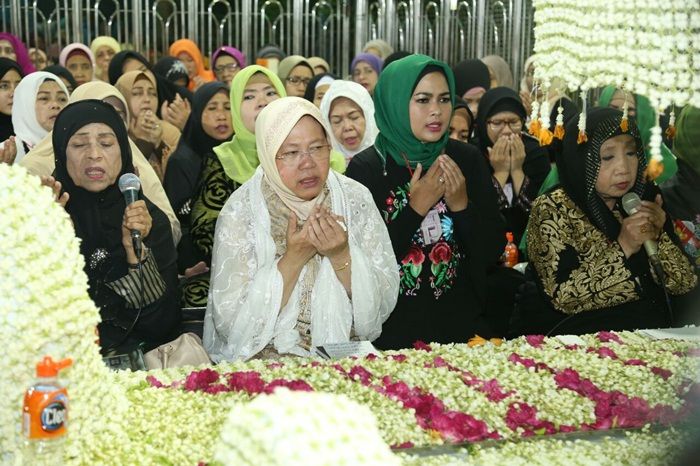 Puti Guntur, Risma, dan Istri Gus Ipul Hadiri Haul Agung Sunan Ampel Puti Guntur, Risma, dan Istri Gus Ipul Hadiri Haul Agung Sunan Ampel