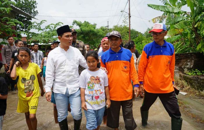 Kunjungi Korban Banjir, Gus Barra Lakukan ini Kunjungi Korban Banjir, Gus Barra Lakukan ini