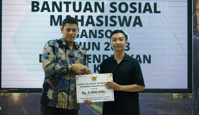 Wali Kota Kediri Serahkan Bansos Pendidikan ke 300 Mahasiswa Asli Kota Kediri Wali Kota Kediri Serahkan Bansos Pendidikan ke 300 Mahasiswa Asli Kota Kediri