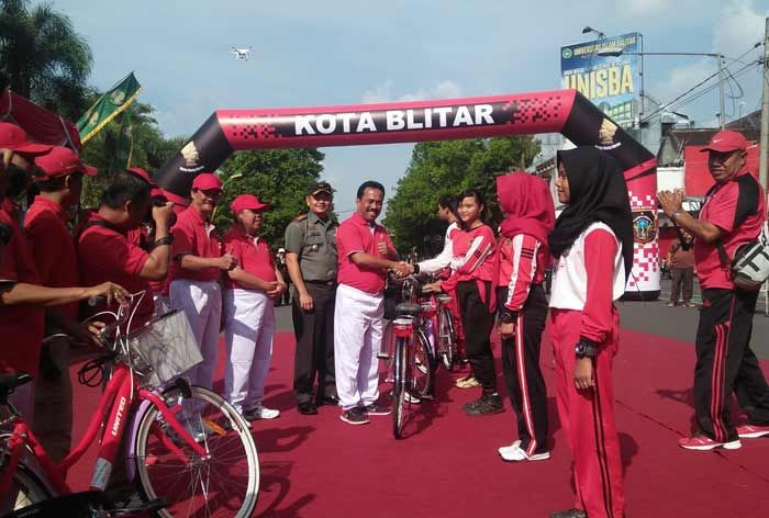 Pemkot Blitar Bagikan Ribuan Sepeda Pemkot Blitar Bagikan Ribuan Sepeda