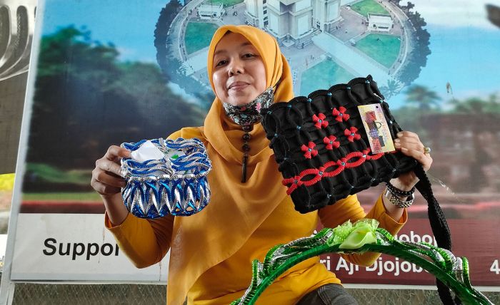 Ibu Rumah Tangga di Kediri Sukses Sulap Gelas Plastik Bekas Jadi Tempat Tisu dan Aneka Suvenir Ibu Rumah Tangga di Kediri Sukses Sulap Gelas Plastik Bekas Jadi Tempat Tisu dan Aneka Suvenir