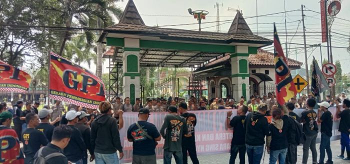Diduga Ditinggali Orang Asing Selain Bupati, Puluhan Warga Geruduk Pendopo RHN Blitar Diduga Ditinggali Orang Asing Selain Bupati, Puluhan Warga Geruduk Pendopo RHN Blitar