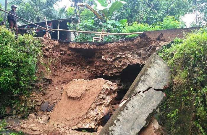 Setelah Ambrol, Jembatan Batang Ngadirojo Akhirnya Putus Total Setelah Ambrol, Jembatan Batang Ngadirojo Akhirnya Putus Total 