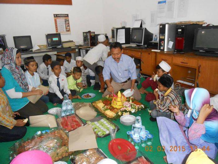 Berusia 15 Tahun, HARIAN BANGSA Burdahan Bersama Anak Yatim dan Mandi Air Hangat Berusia 15 Tahun, HARIAN BANGSA Burdahan Bersama Anak Yatim dan Mandi Air Hangat