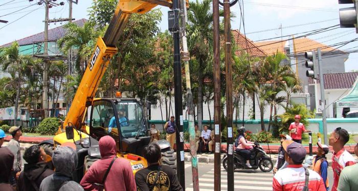 Prioritaskan Keamanan Lalu Lintas, Pemkab Jombang Tertibkan Tiang Fiber Optik Ilegal