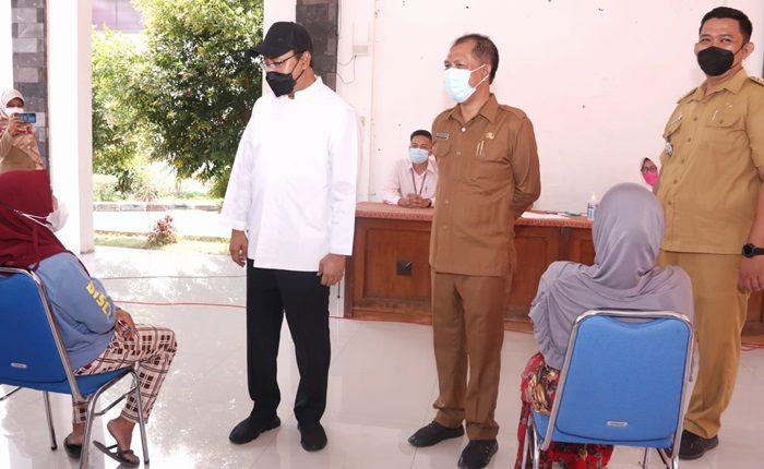 Ringankan Beban Masyarakat di Masa Pandemi, Gus Ipul Salurkan Bansos kepada 3.163 Pegiat Ekonomi Ringankan Beban Masyarakat di Masa Pandemi, Gus Ipul Salurkan Bansos kepada 3.163 Pegiat Ekonomi