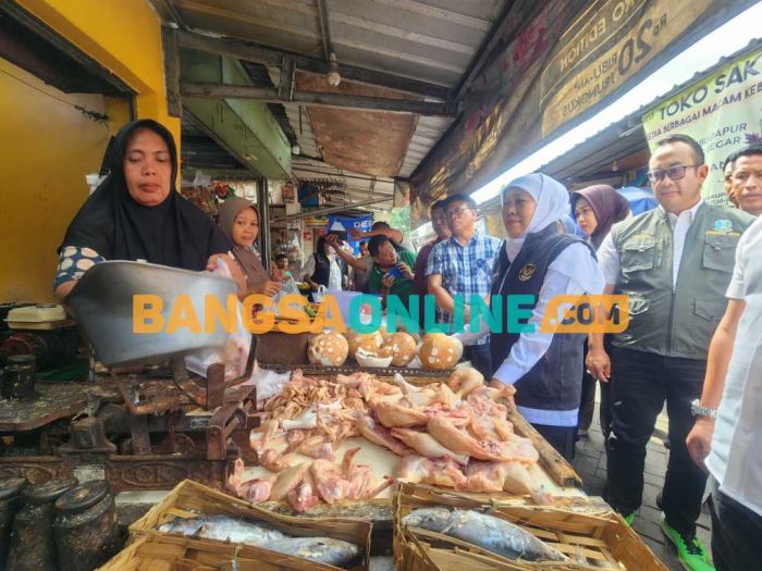 Gubernur Khofifah Tinjau Pasar Dukuh Kupang, Pastikan Stok Bahan Pokok Aman