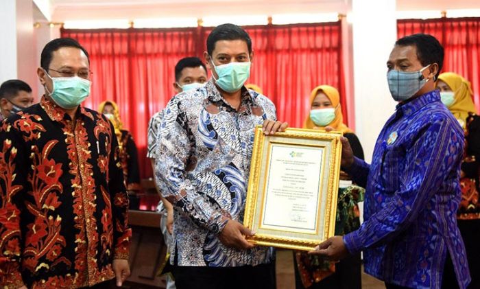 Wali Kota Kediri Serahkan Penghargaan Kepada 3 Penerima STBM Award dari Kemenkes RI