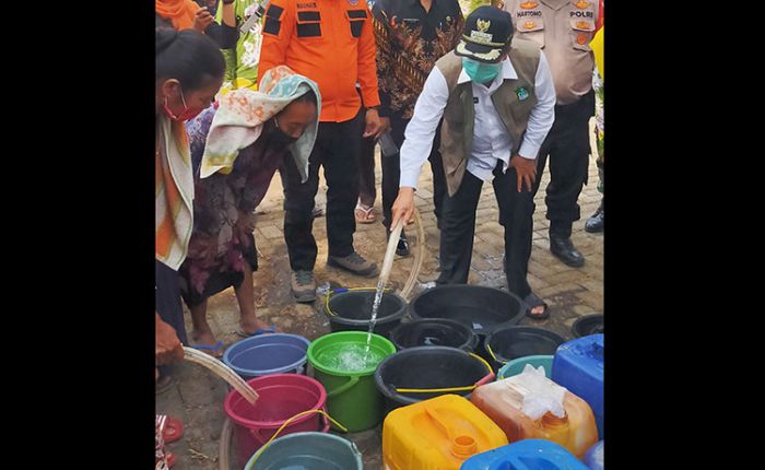 Pastikan Tepat Sasaran, Wabup Pasuruan Pimpin Langsung Dropping Air Bersih Pastikan Tepat Sasaran, Wabup Pasuruan Pimpin Langsung Dropping Air Bersih