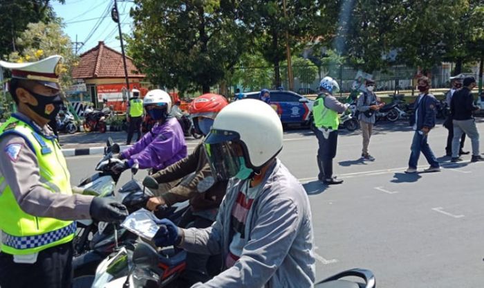​Gerakan 65 Detik Membagi Masker, Satlantas Polres Tuban Selipkan Paket Sembako