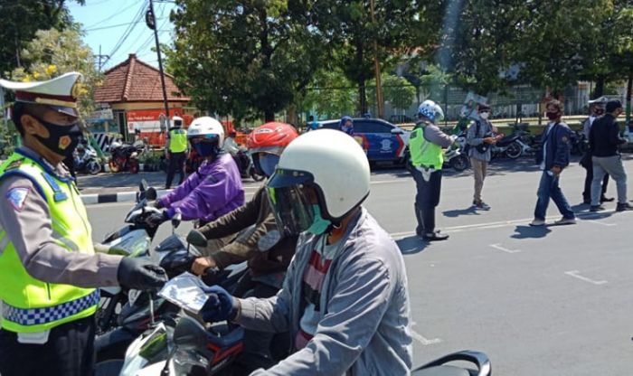 Gerakan 65 Detik Membagi Masker, Satlantas Polres Tuban Selipkan Paket Sembako Gerakan 65 Detik Membagi Masker, Satlantas Polres Tuban Selipkan Paket Sembako
