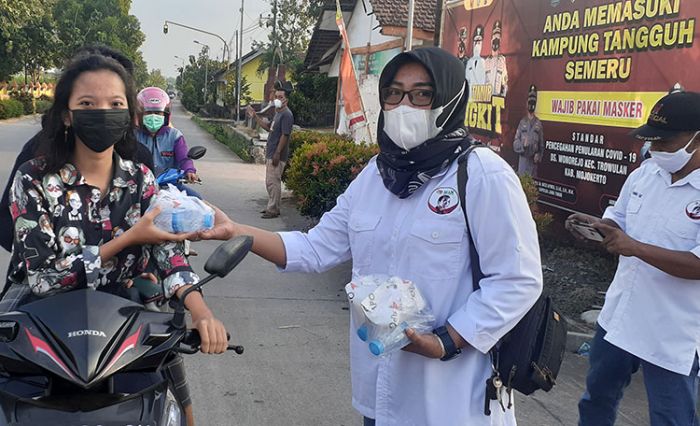 Lanjutkan Safari Ramadan, Relawan Gus Barra Gelar Bagi-Bagi Takjil di Trowulan Lanjutkan Safari Ramadan, Relawan Gus Barra Gelar Bagi-Bagi Takjil di Trowulan