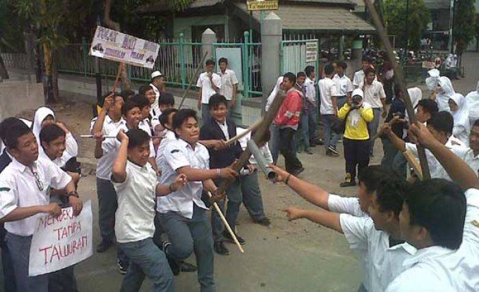 Pelajar SMPN Geneng Ngawi Tawuran: Satu Pelajar Dikeroyok Hingga Babak Belur Pelajar SMPN Geneng Ngawi Tawuran: Satu Pelajar Dikeroyok Hingga Babak Belur