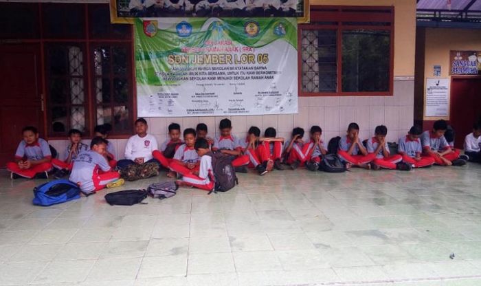 Siswa SDN Jember Lor 5 Kebanjiran, Akibat Tembok Pasar Ambruk Siswa SDN Jember Lor 5 Kebanjiran, Akibat Tembok Pasar Ambruk