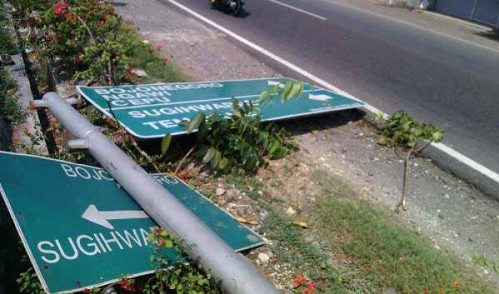 Imbas Badai di Bojonegoro, Papan Penunjuk Arah Bojonegoro-Ngawi dan Cepu Roboh