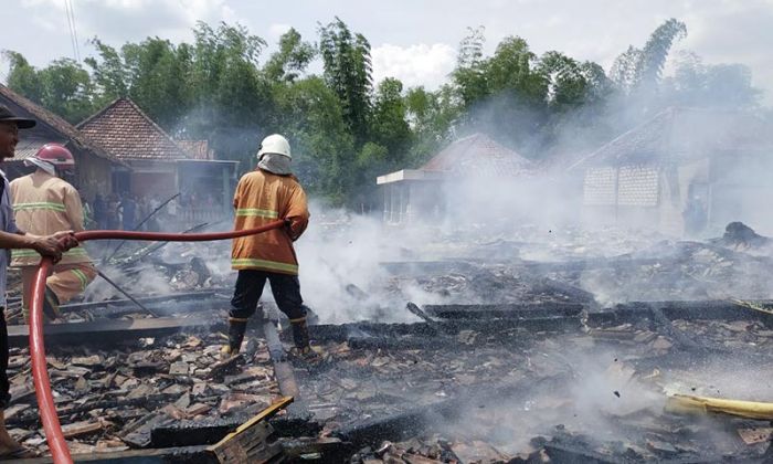 Jago Merah Ngamuk, Tujuh Rumah di Kedungadem Bojonegoro Ludes Terbakar Jago Merah Ngamuk, Tujuh Rumah di Kedungadem Bojonegoro Ludes Terbakar
