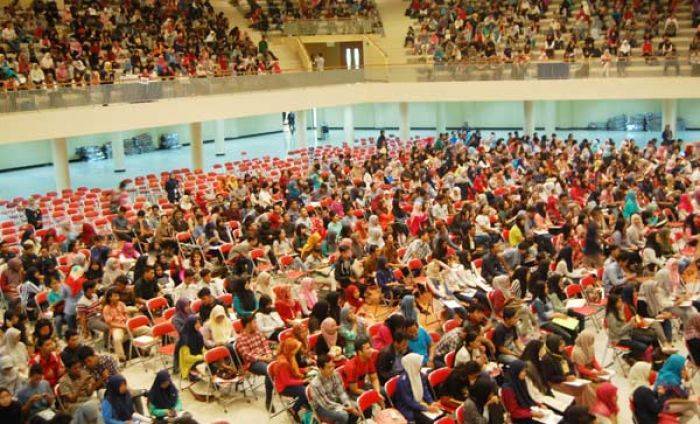 Ribuan Calon Mahasiswa Ikuti Try Out SBMPTN 2016 Unair Ribuan Calon Mahasiswa Ikuti Try Out SBMPTN 2016 Unair