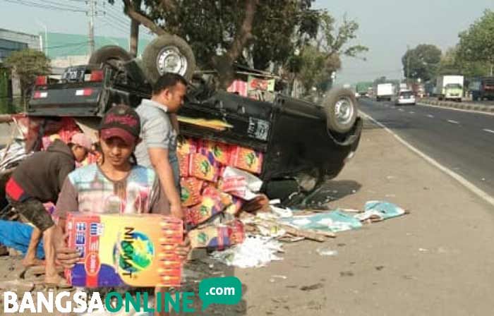 Pick Up Oleng Seruduk Warung Nasi di Bypass Mojokerto