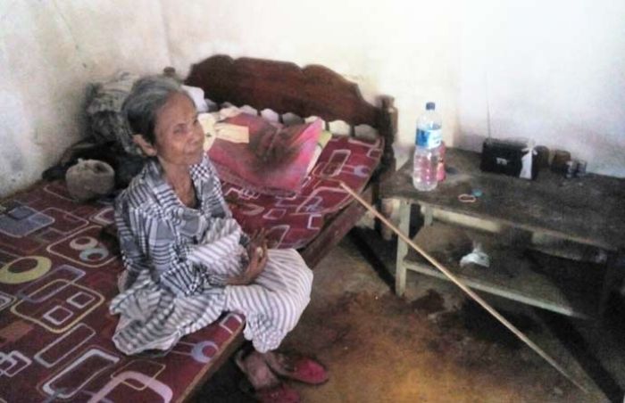Kasihan, Nenek Sebatang Kara di Pogalan Trenggalek ini Tak Dapat Jatah Raskin dan KIS Kasihan, Nenek Sebatang Kara di Pogalan Trenggalek ini Tak Dapat Jatah Raskin dan KIS