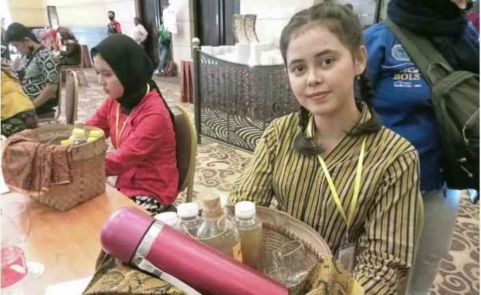 Populerkan Jamu Tradisional, Gadis-Gadis Milenial Ikuti Lomba Jamu Gendong