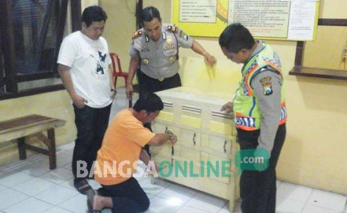 Terekam CCTV, Penjaga Gereja Warga Kaliwungu Jombang Curi Uang Kotak Amal Rp 50 Juta Terekam CCTV, Penjaga Gereja Warga Kaliwungu Jombang Curi Uang Kotak Amal Rp 50 Juta