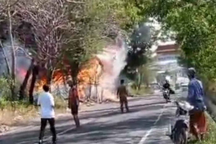 Gubuk Tak Berpenghuni di Pamekasan Terbakar, 5 Unit Mobil Damkar Dikerahkan Gubuk Tak Berpenghuni di Pamekasan Terbakar, 5 Unit Mobil Damkar Dikerahkan