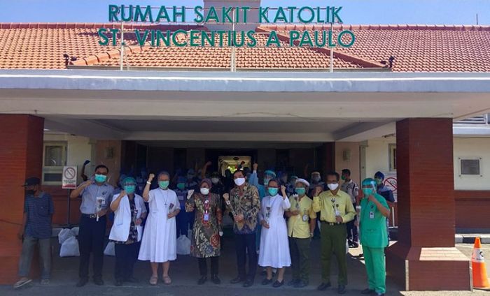 Wali Kota Risma Keliling Rumah Sakit Bagikan Sembako ke Cleaning Service dan Security Wali Kota Risma Keliling Rumah Sakit Bagikan Sembako ke Cleaning Service dan Security