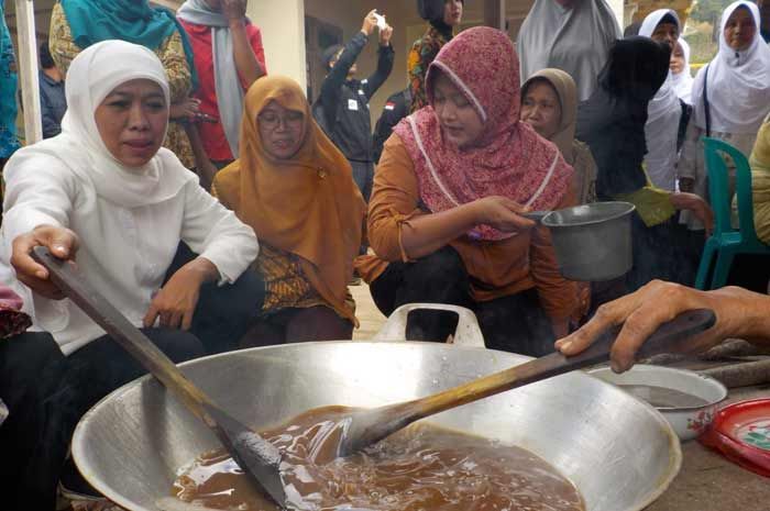 Di Pacitan, Khofifah Blusukan ke Pasar Bandar dan Sambangi UKM Jamu Herbal Empon-Empon